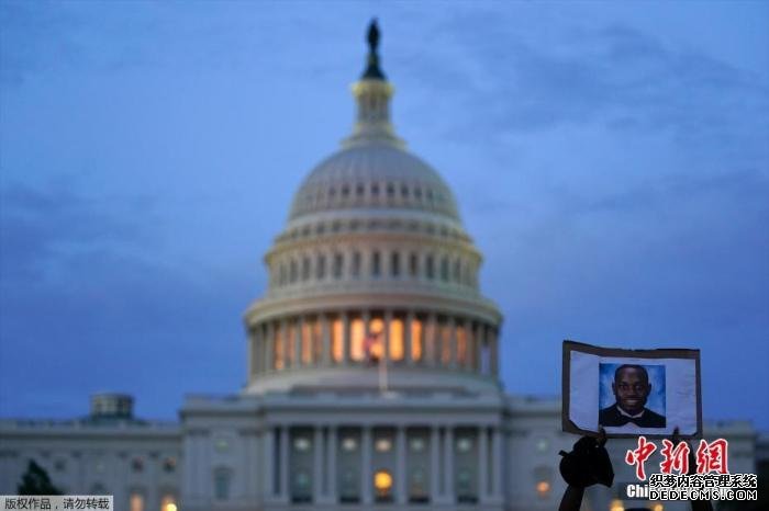 当地时间5月29日，美国华盛顿，示威者在国会抗议非裔男子乔治·弗洛伊德之死。