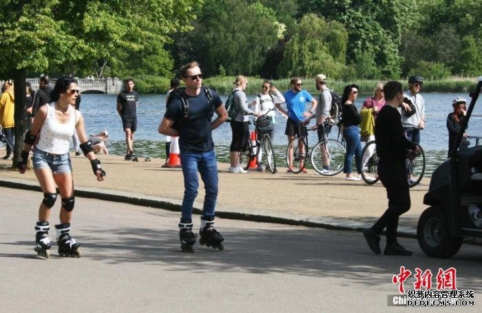 当地时间5月17日，英国迎来了“有条件解封”后的首个周日，在伦敦，轮滑爱好者在街头滑行，享受休闲时光。
中新社记者 张平 摄