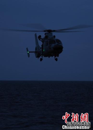 海军第35批护航编队舰载直升机进行夜间飞行训练。　江山 摄