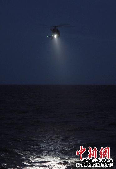 太原舰舰载直升机进行夜间飞行训练。　江山 摄