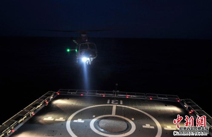 太原舰舰载直升机进行夜间着舰训练。　江山 摄