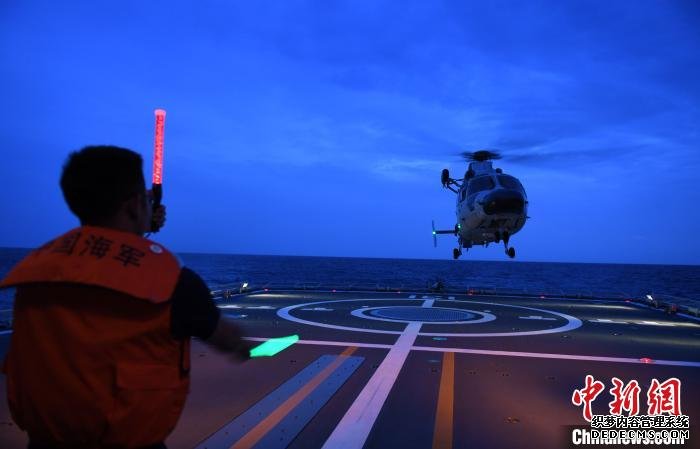 太原舰舰载直升机进行夜间着舰训练。　刘飘 摄