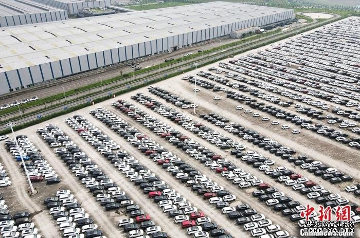 6月11日，中国汽车工业协会发布5月汽车工业经济运行情况：5月，中国汽车产销分别达到218.7万辆和219.4万辆，环比增长4.0�.9���比增长18.2�4.5���速高于上月15.9个百分点和10.1个百分点。资料图为5月22日，航拍重庆一汽车生产厂。
中新社记者 陈超 摄